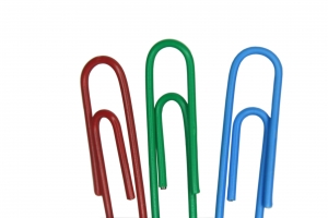 A picture of paperclips