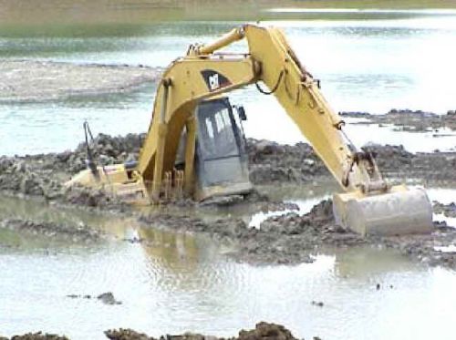 Funny Pictures of Construction Machinery Sinking In Mud