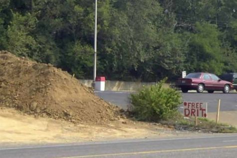 Funny Pictures of Misspelled Free Dirt Sign