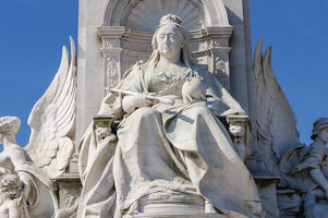 statue queen victoria