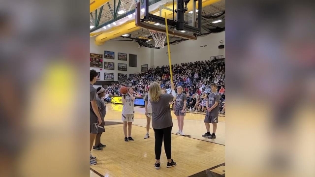 Blind Girls Shoots Free-throw