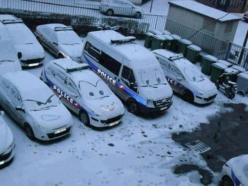 picture of police car snow faces