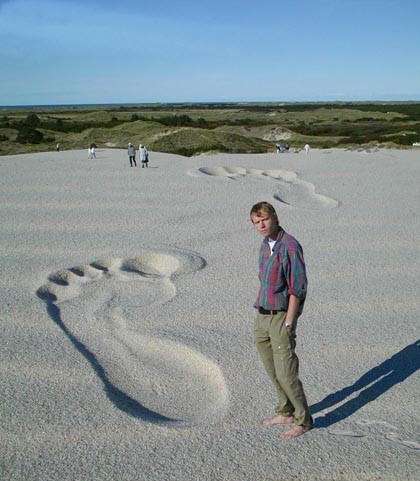 Funny Pictures of Giant Footprint In Sand
