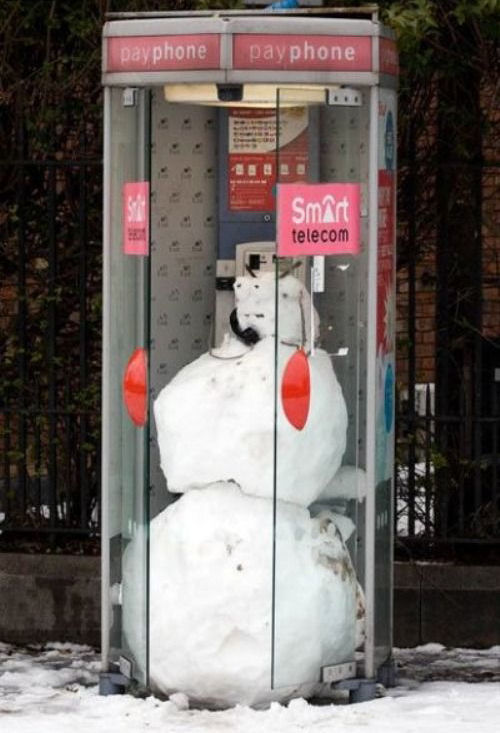 picture of snowman in a payphone